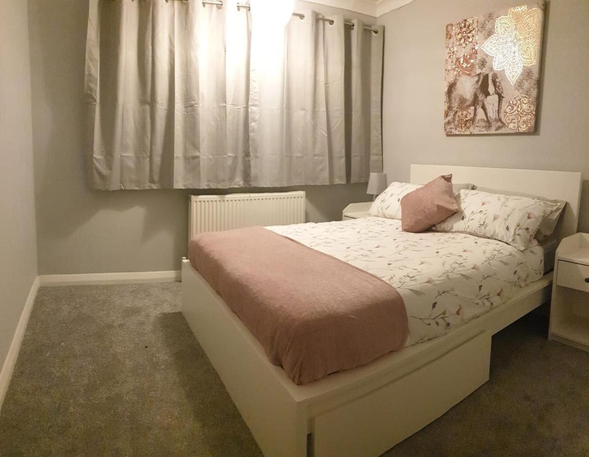 Cosy 3 Bedroom Residential House, Private Garden, 30 Minutes From Alton Towers, 5 Minute Walk To Trentham Gardens. Stoke-on-Trent 外观 照片